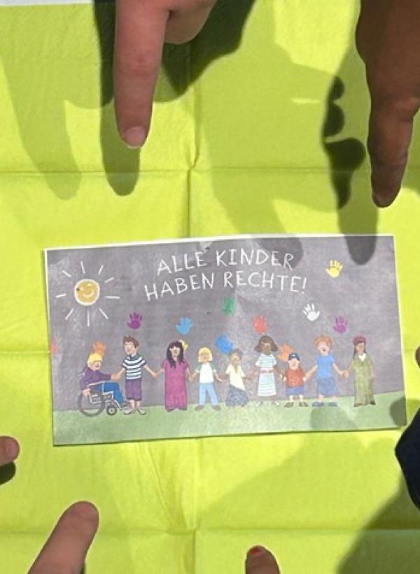 Finger zeigen auf Kinder haben Rechte