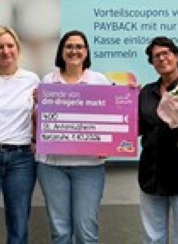 Mitarbeiterinnen vom dm und Heimleiterin halten das Spendenbild